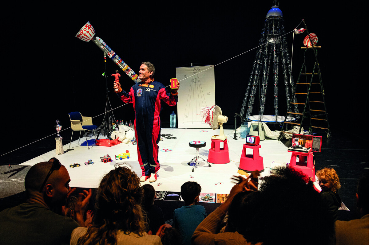 Het Ministerie van Onverrichter Zake Raketje Moon Saris 6